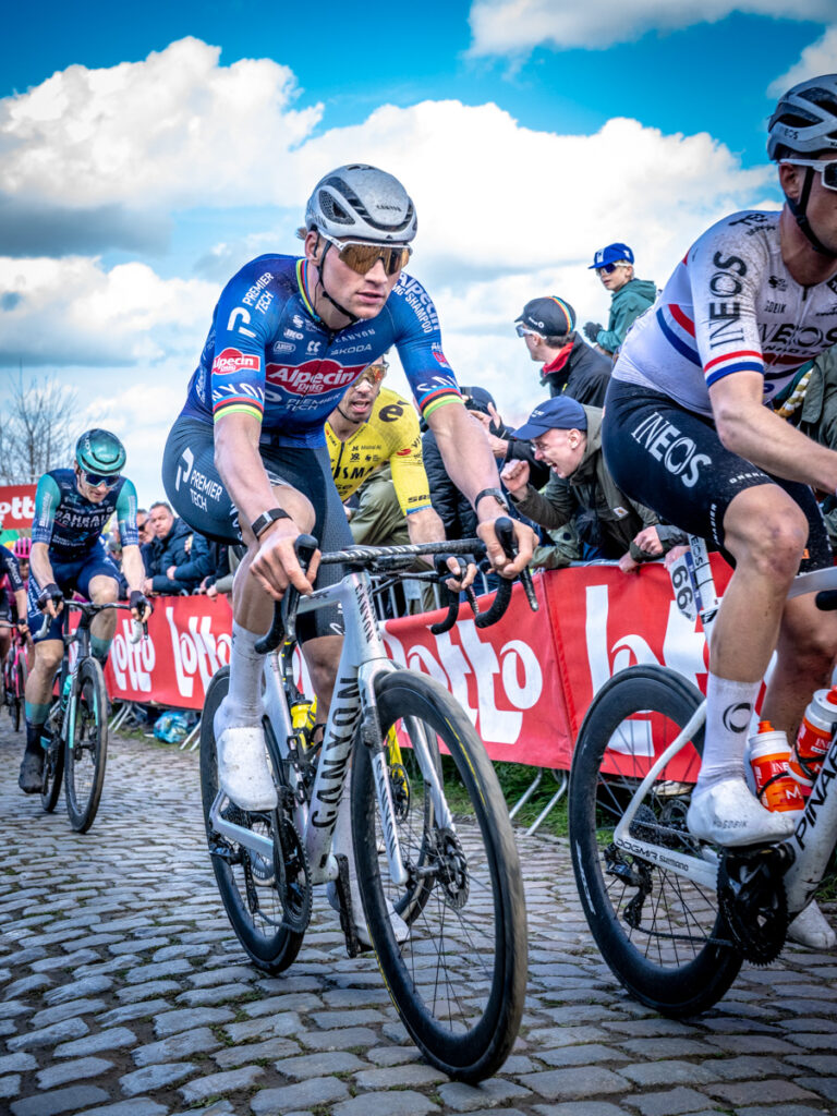 Tadej Pogačar mit Wout can Aert am Kwaremont